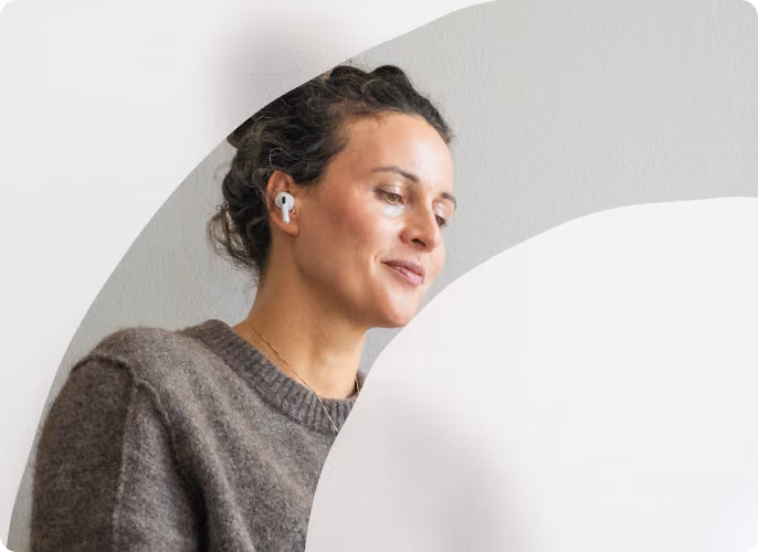 Frau mit Headset nimmt an einem Videogespräch am Laptop teil.
