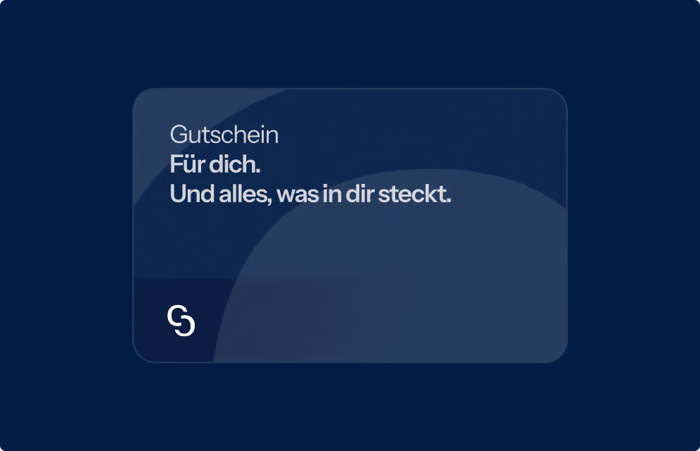 Dunkelblauer Geschenkgutschein mit dem Text „Gutschein. Für dich. Und alles, was in dir steckt.“