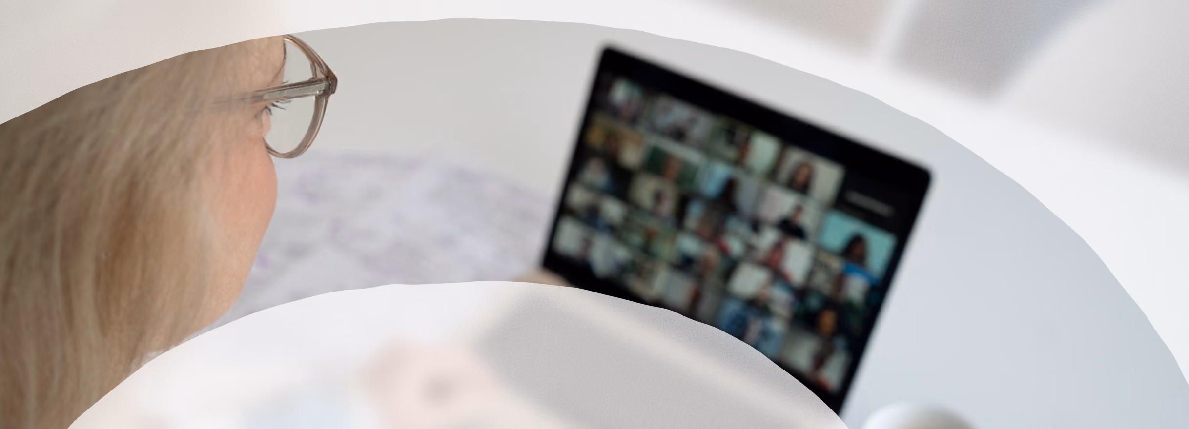 Frau nimmt an einem Videogespräch am Laptop teil.