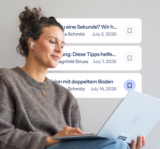 Frau am Laptop neben einer digitalen Karte mit bevorstehenden Terminen und Sitzungen.