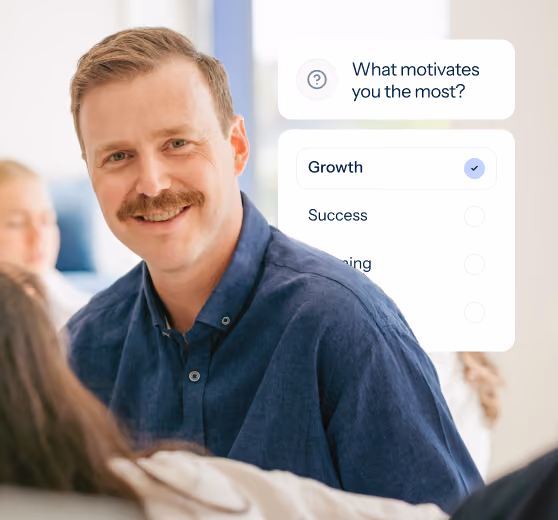 Mann neben einer digitalen Coaching-Karte mit Fragen zu Motivation, Wachstum und Erfolg.