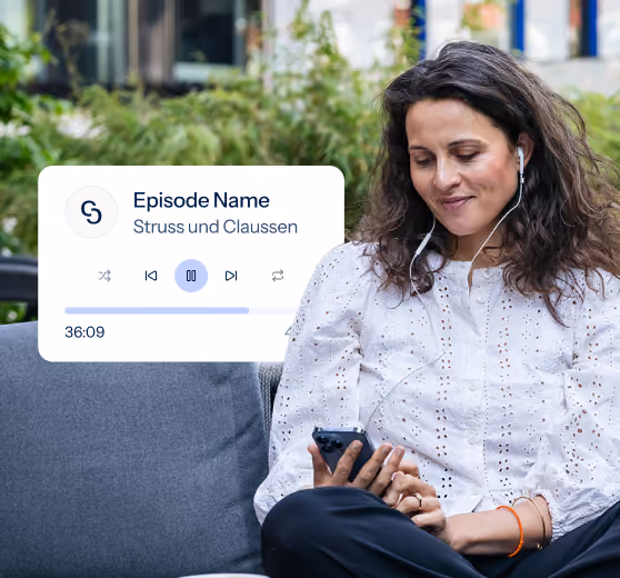 Frau mit Smartphone neben einer digitalen Podcast-Karte mit Episodeninformationen.