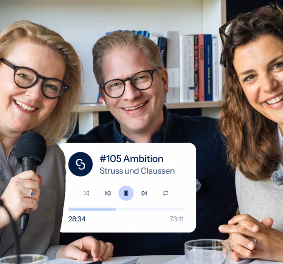 Drei Frauen im Gespräch neben einer digitalen Brain-Bites-Karte zum Thema Ambition.