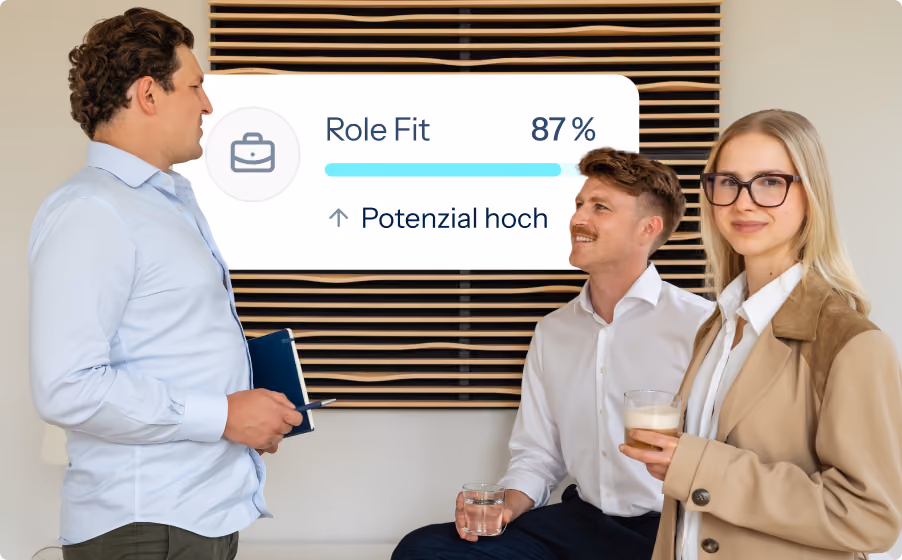 Beratungsgespräch mit eingeblendeter Role-Fit-Auswertung von 87 Prozent und hohem Potenzial.