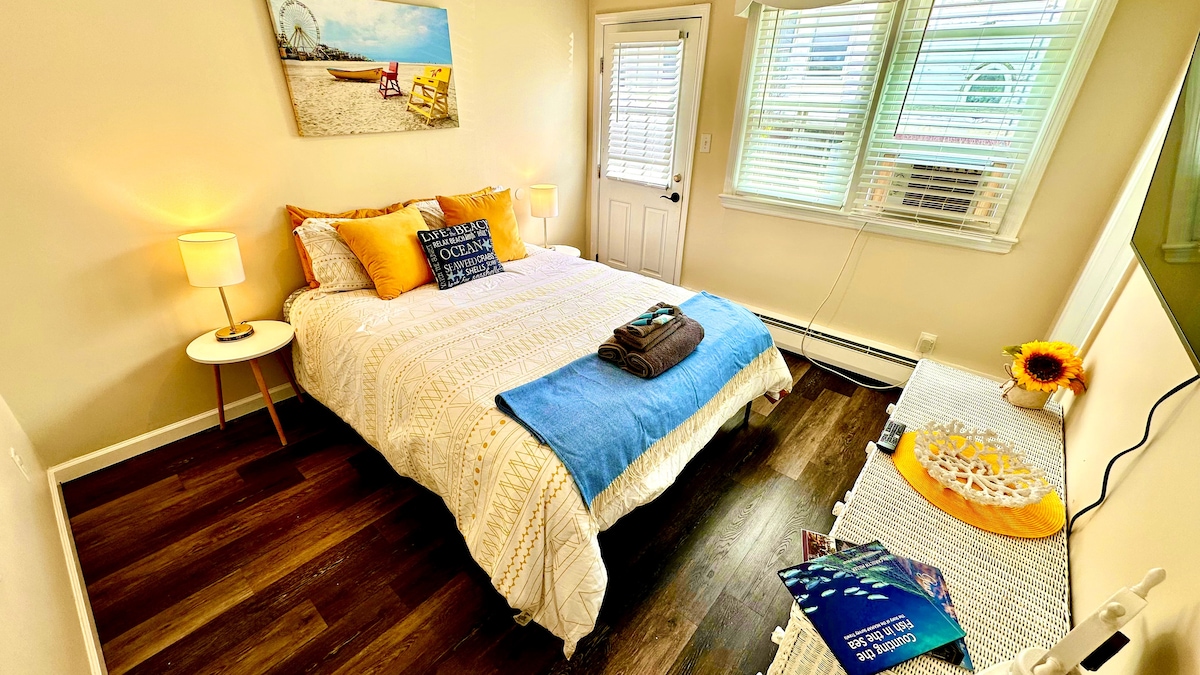 Elegant Queen Room with 50" TV & Private Bath