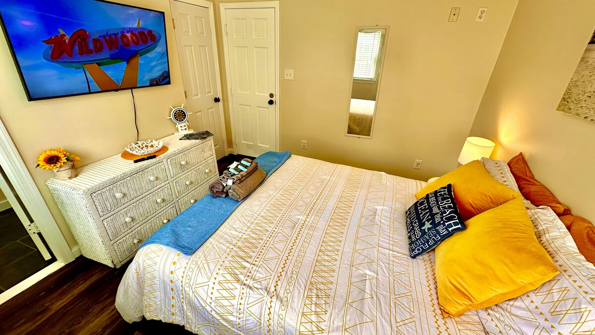 Elegant Queen Room with 50" TV & Private Bath
