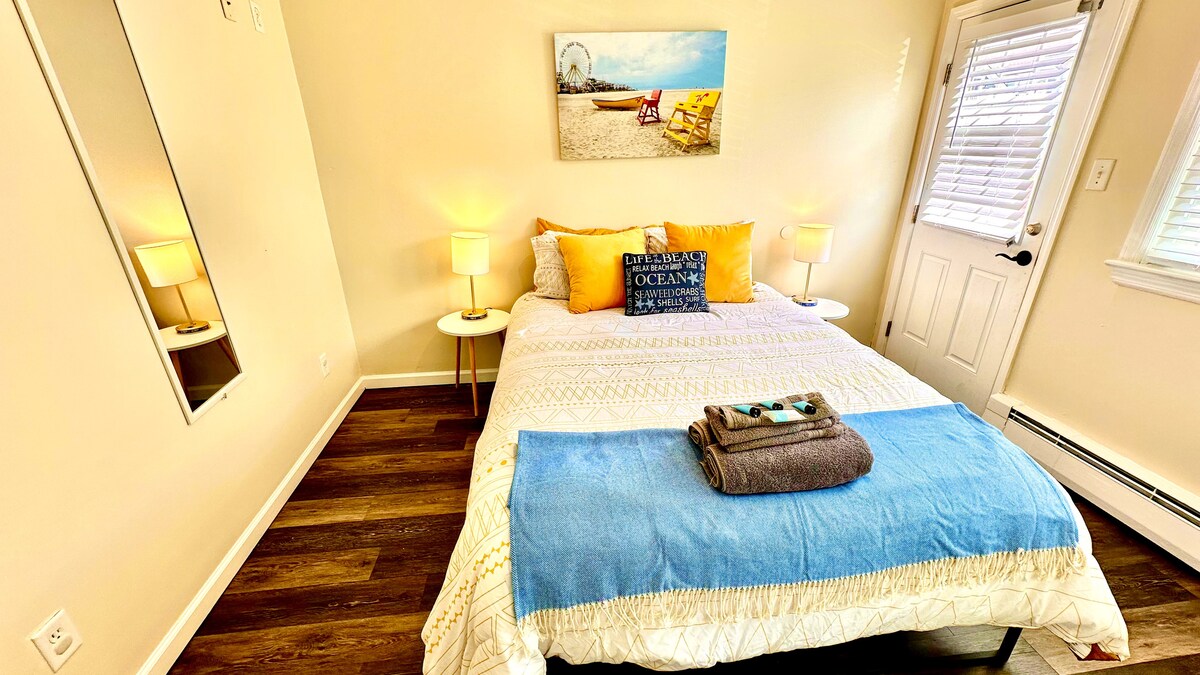 Elegant Queen Room with 50" TV & Private Bath