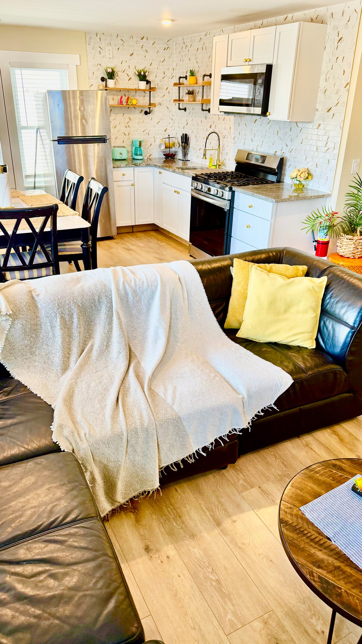 Living room image 15