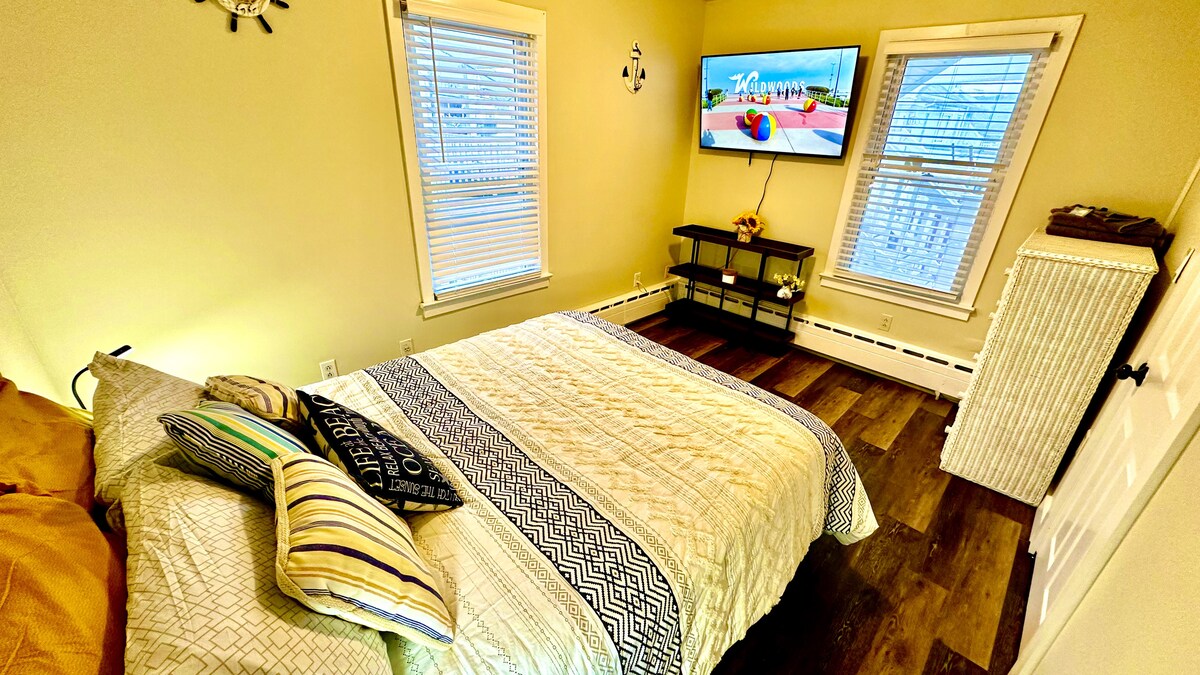 Bedroom 3: Luxurious Queen Bed with Premium Mattress and 55'' TV