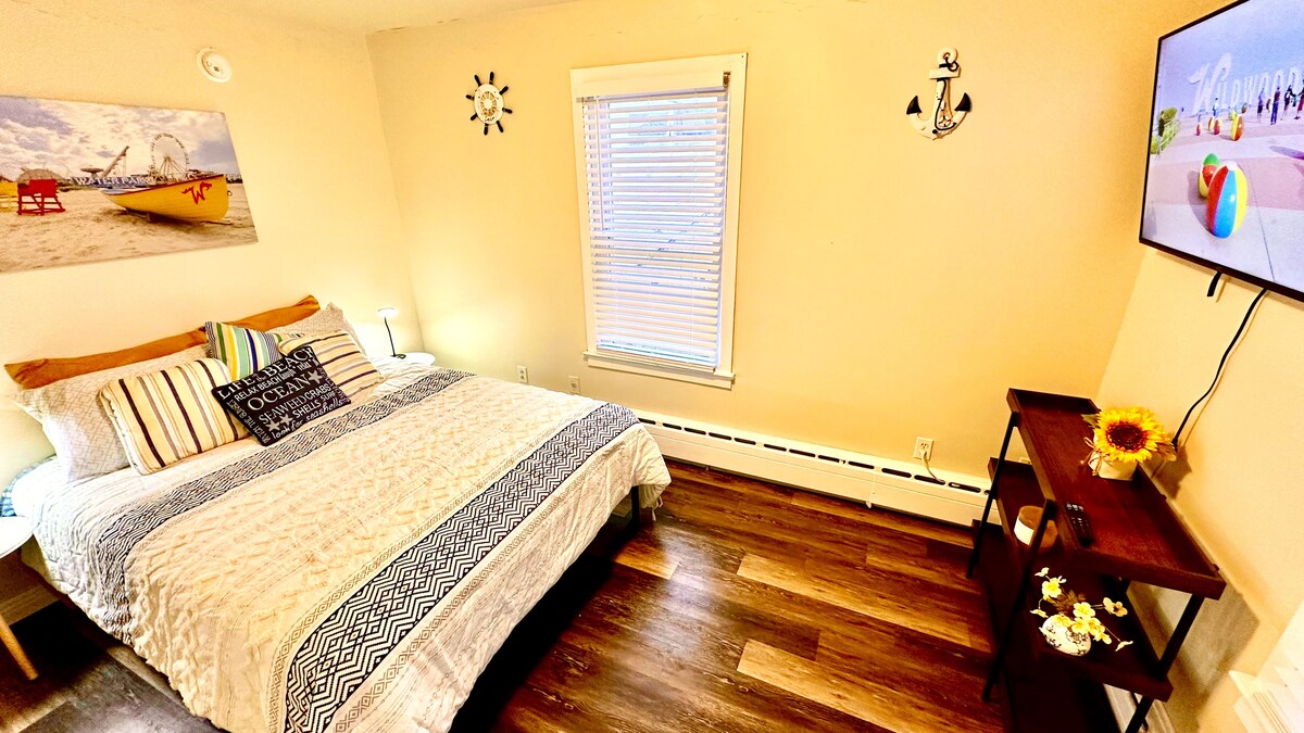 Bedroom 3: Luxurious Queen Bed with Premium Mattress and 55'' TV