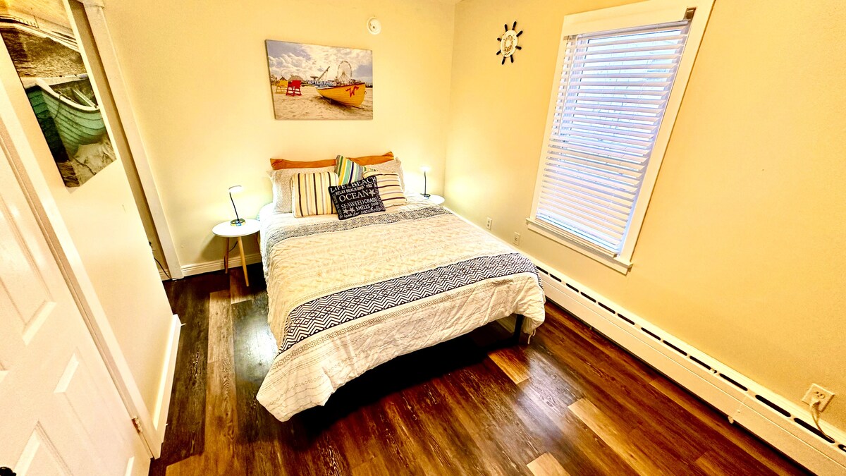 Bedroom 3: Luxurious Queen Bed with Premium Mattress and 55'' TV