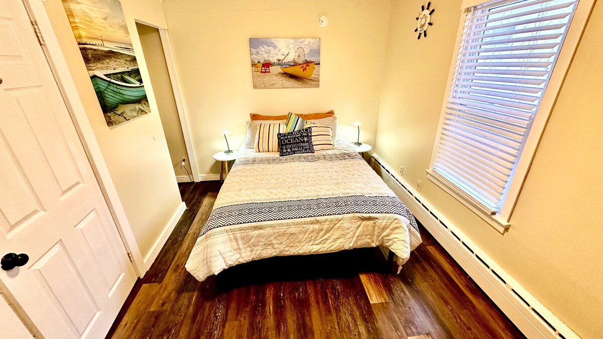 Bedroom 3: Luxurious Queen Bed with Premium Mattress and 55'' TV