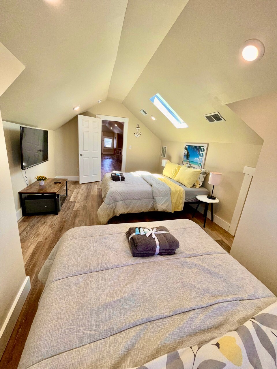 Dream Haven: Queen & Full Beds with Sky-View Windows for Blissful Rest