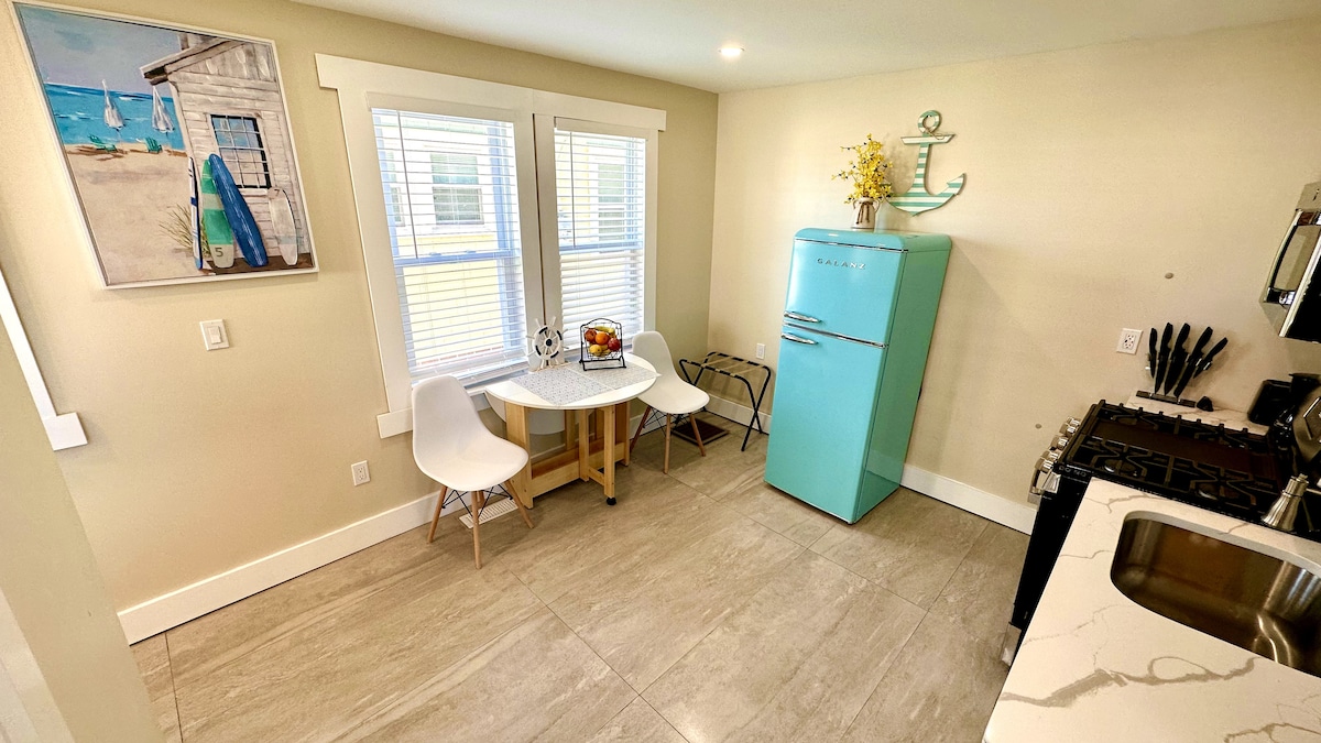 Full Kitchen with Round Drop-Leaf Folding Dining Table