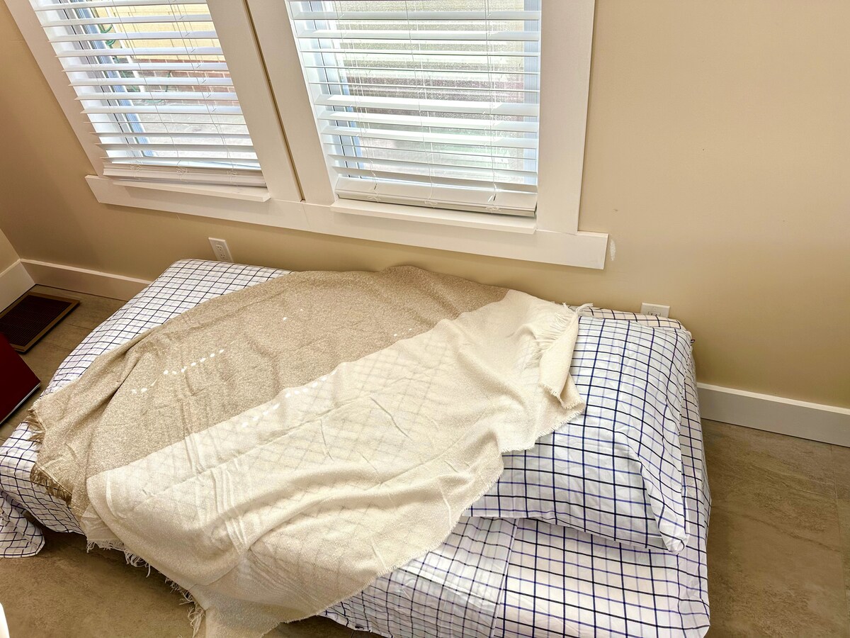 For an additional guest we have a Deluxe Diplomat Folding Bed – Twin Size - with Luxurious Memory Foam Mattress - Sided 