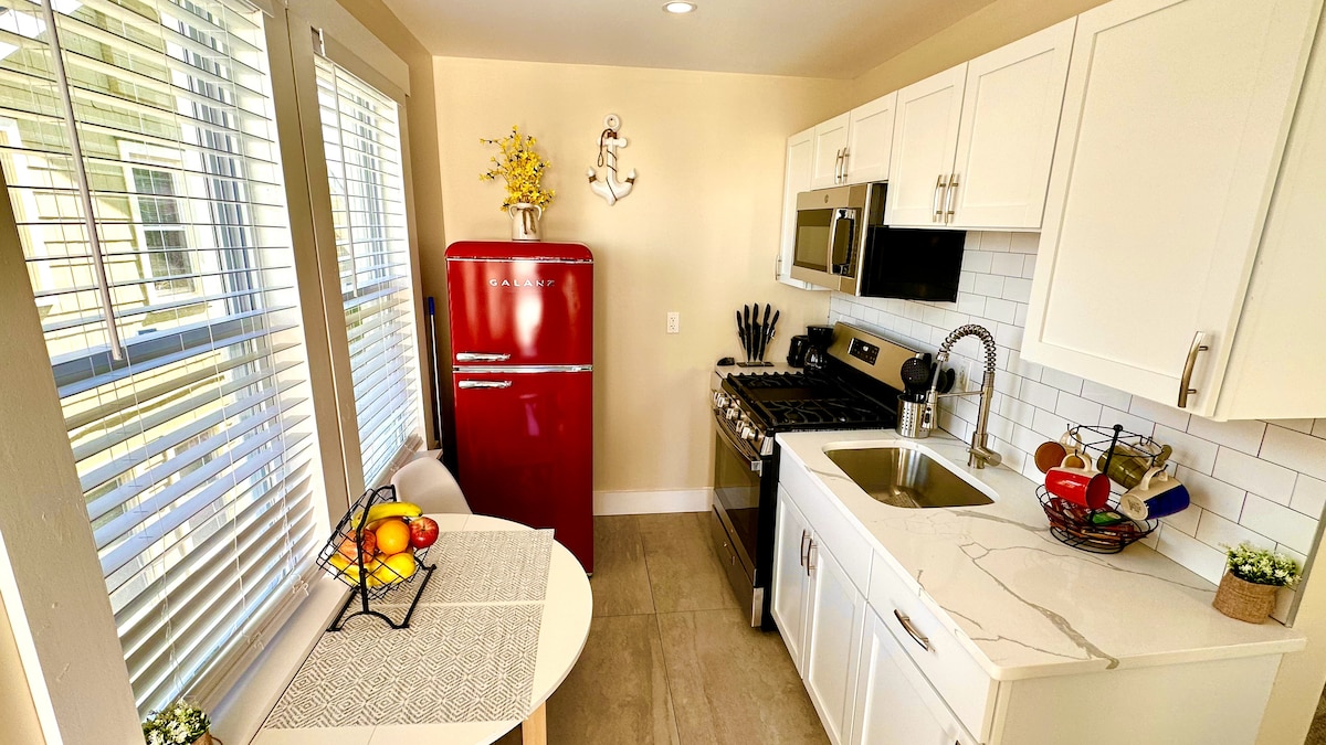 Full Kitchen with Round Drop-Leaf Folding Dining Table