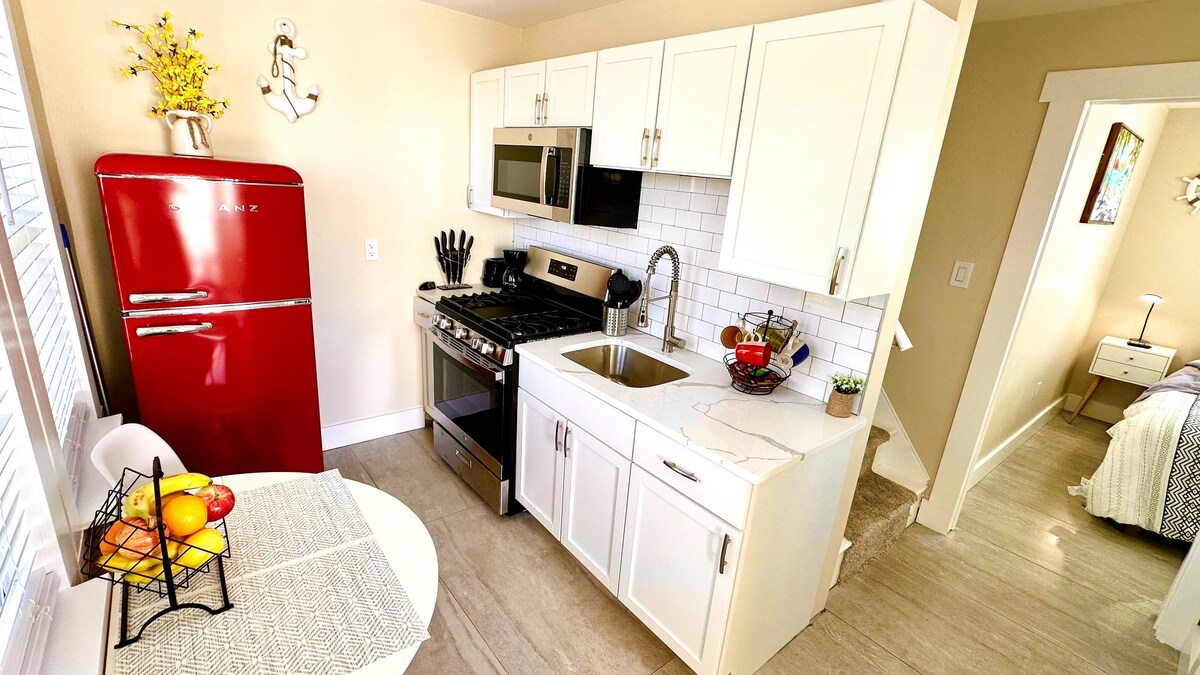 Full Kitchen with Round Drop-Leaf Folding Dining Table