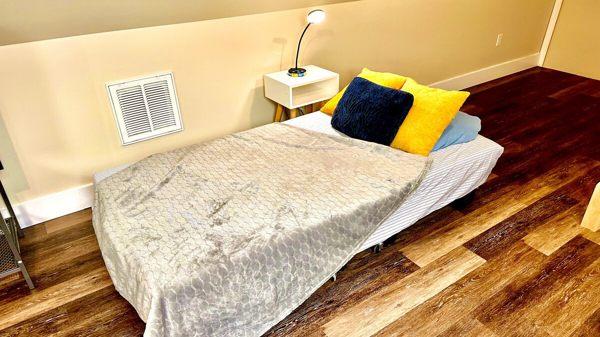 For an additional guest we have a Deluxe Diplomat Folding Bed – Twin Size - with Luxurious Memory Foam Mattress - Sided 