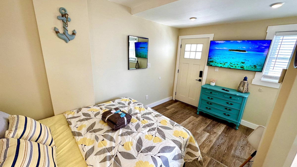Cozy Retreat Oasis in a tranquil corner, this small yet inviting room features a comfortable queen bed perfect for a pea