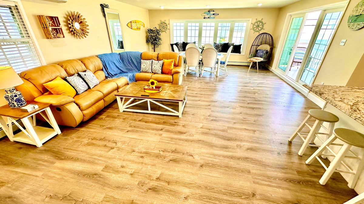 Spacious Open-Plan Living with 75" TV, Comfy Sofa, Gourmet Kitchen Island & Ocean Sounds