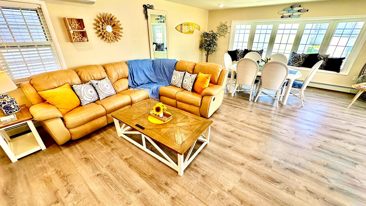 Spacious Open-Plan Living with 75" TV, Comfy Sofa, Gourmet Kitchen Island & Ocean Sounds