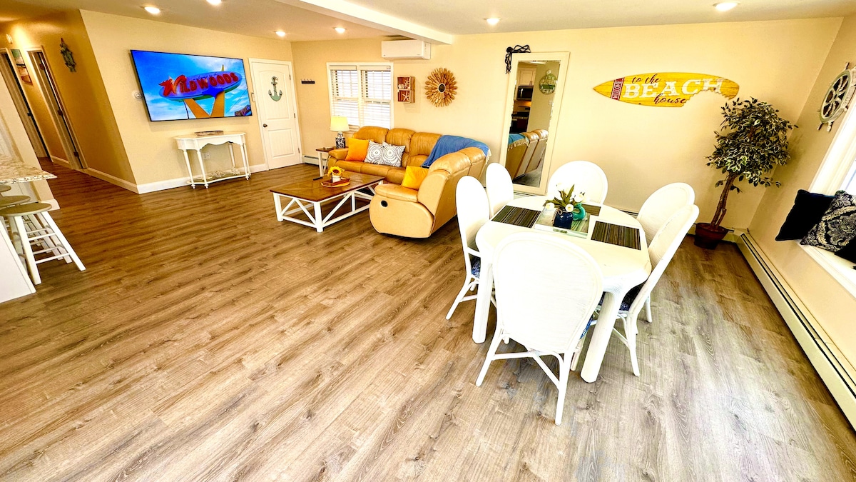 Spacious Open-Plan Living with 75" TV, Comfy Sofa, Gourmet Kitchen Island & Ocean Sounds