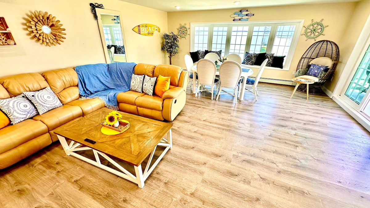Spacious Open-Plan Living with 75" TV, Comfy Sofa, Gourmet Kitchen Island & Ocean Sounds