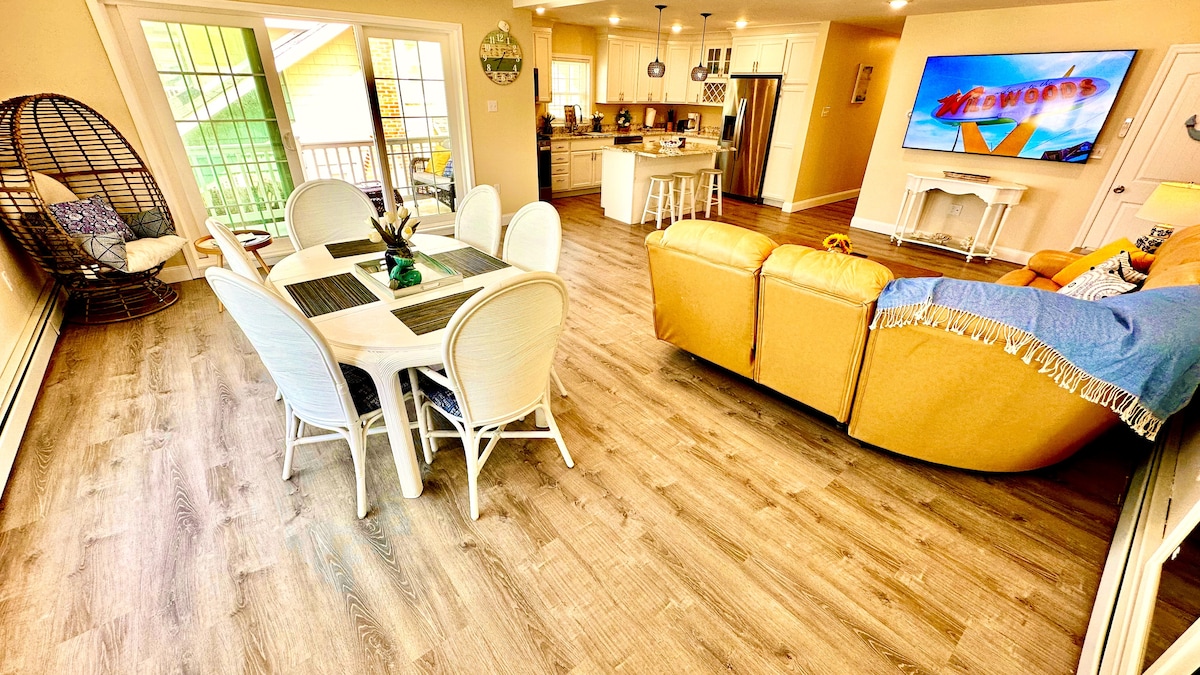 Spacious Open-Plan Living with 75" TV, Comfy Sofa, Gourmet Kitchen Island & Ocean Sounds