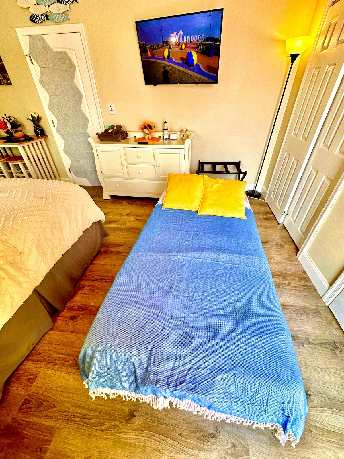 An additional fee will apply for extra guests-we can offer a Deluxe Diplomat Folding Bed – Twin Size - with Luxurious Me