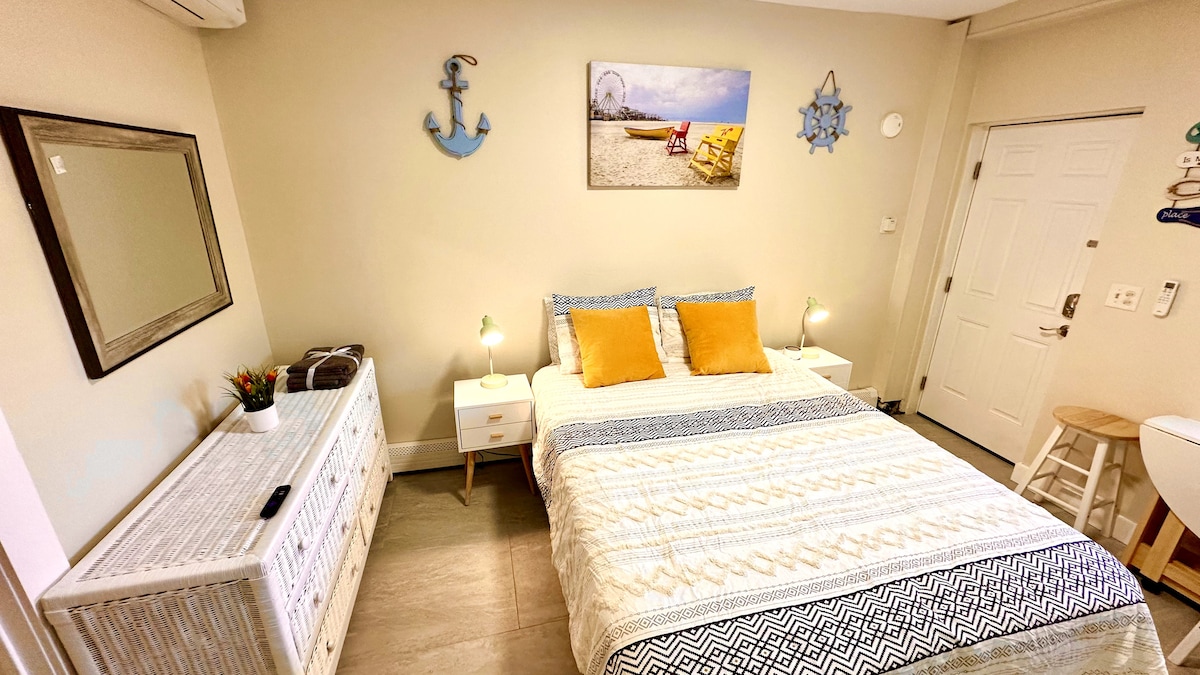 Cozy queen room steps from Wildwood's boardwalk