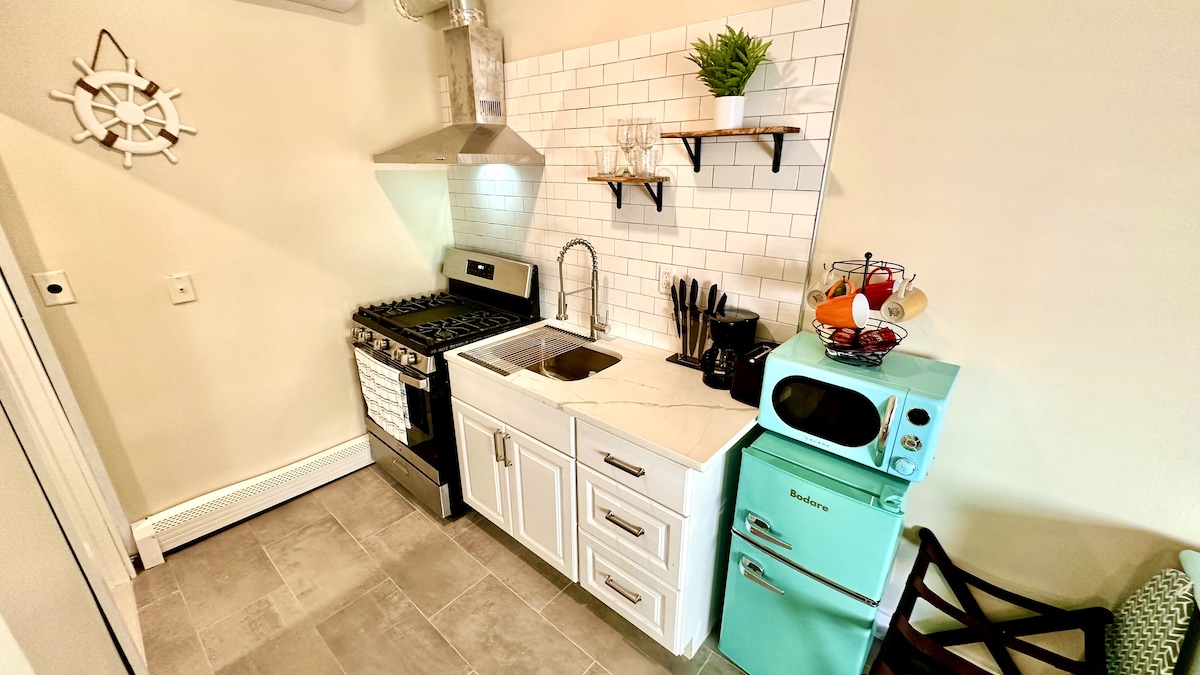 Discover the charm of our intimate kitchen, ideal for summer getaways at the shore. Thoughtfully designed for efficiency