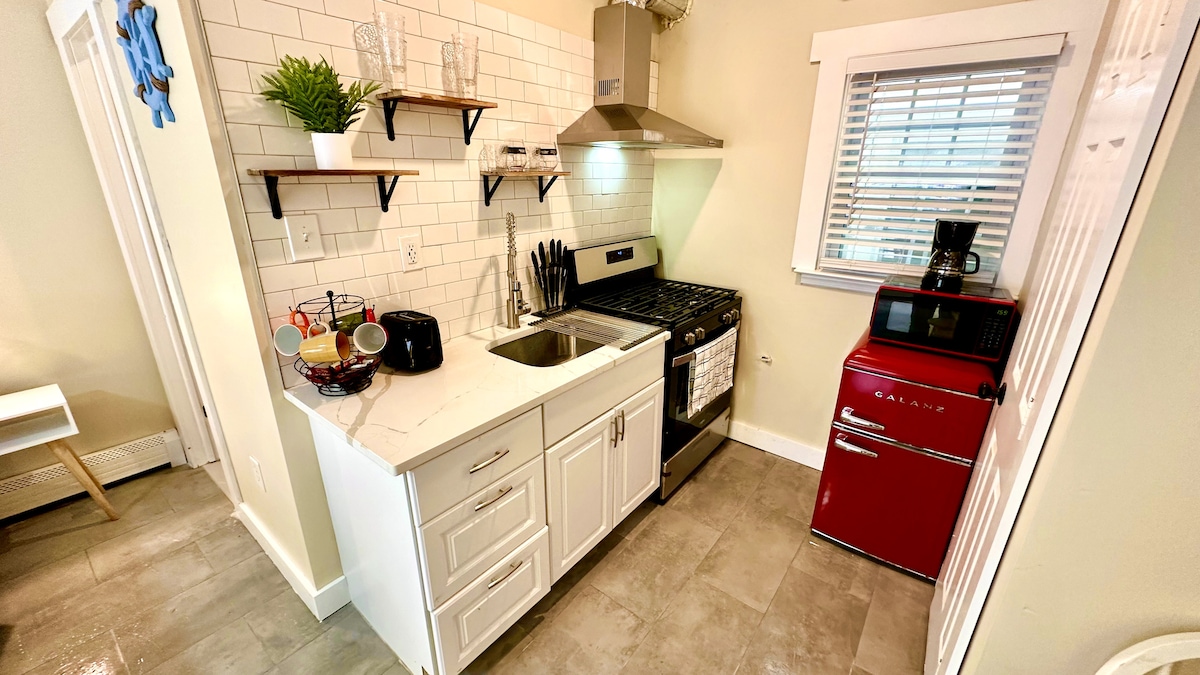 Discover the charm of our intimate kitchen, ideal for summer getaways at the shore. Thoughtfully designed for efficiency