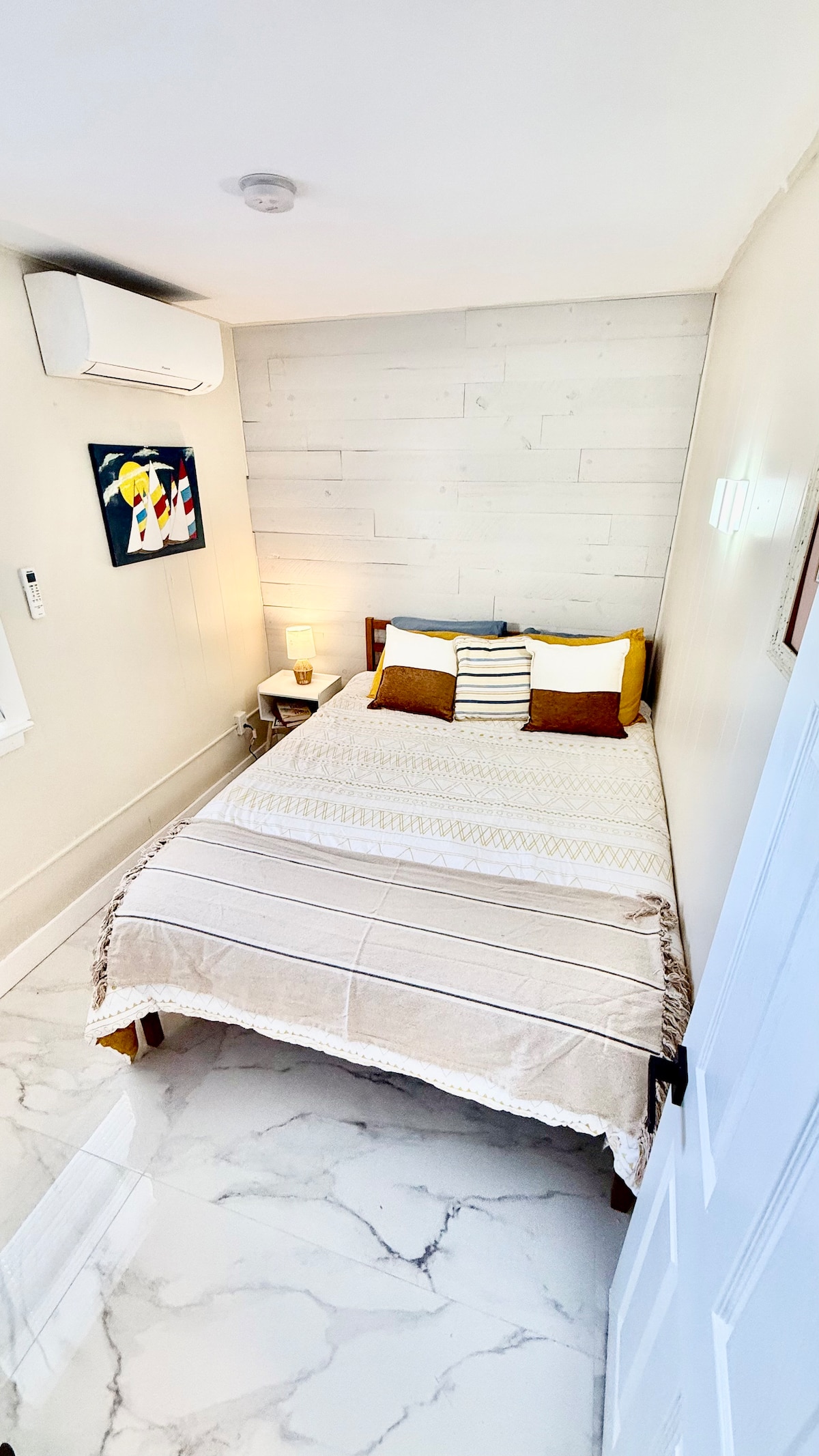 Bedroom 1 image 4