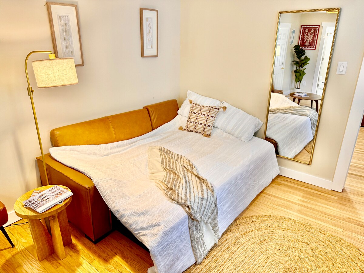 ️ Queen-size pull-out sofa for additional guests—comfortable, spacious, and perfect for a restful night's sleep.