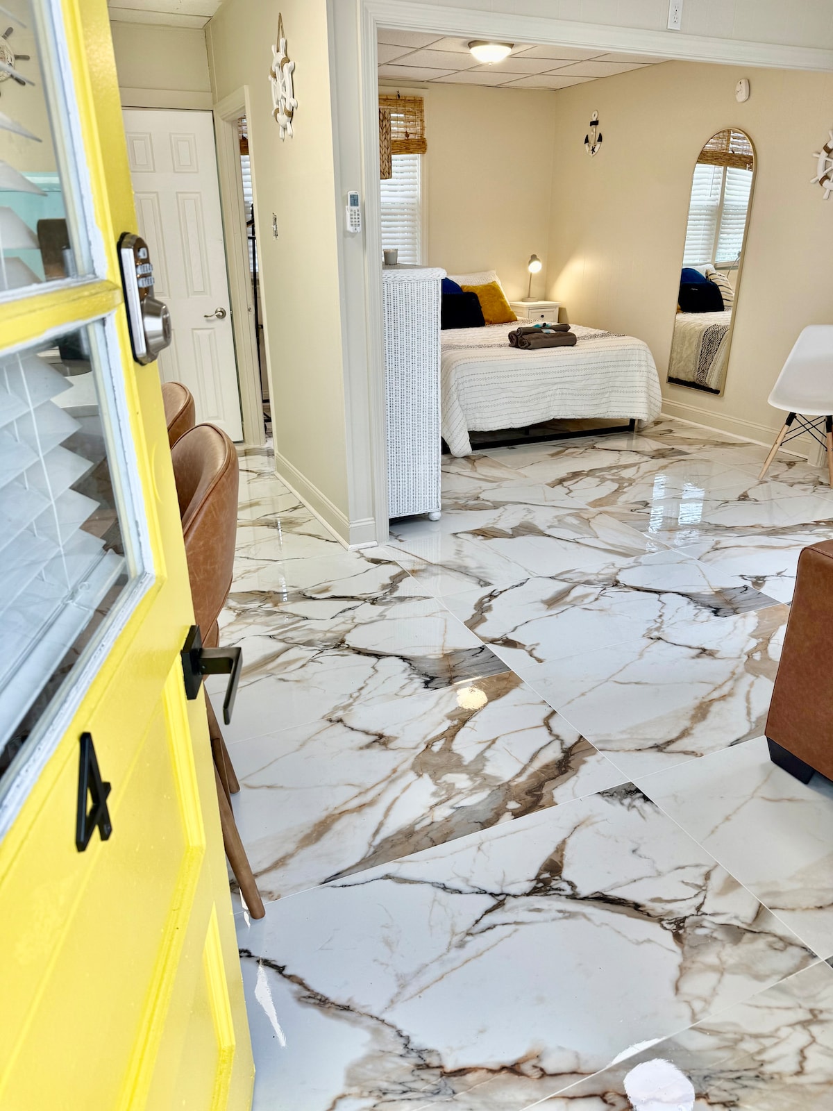 Living room image 15