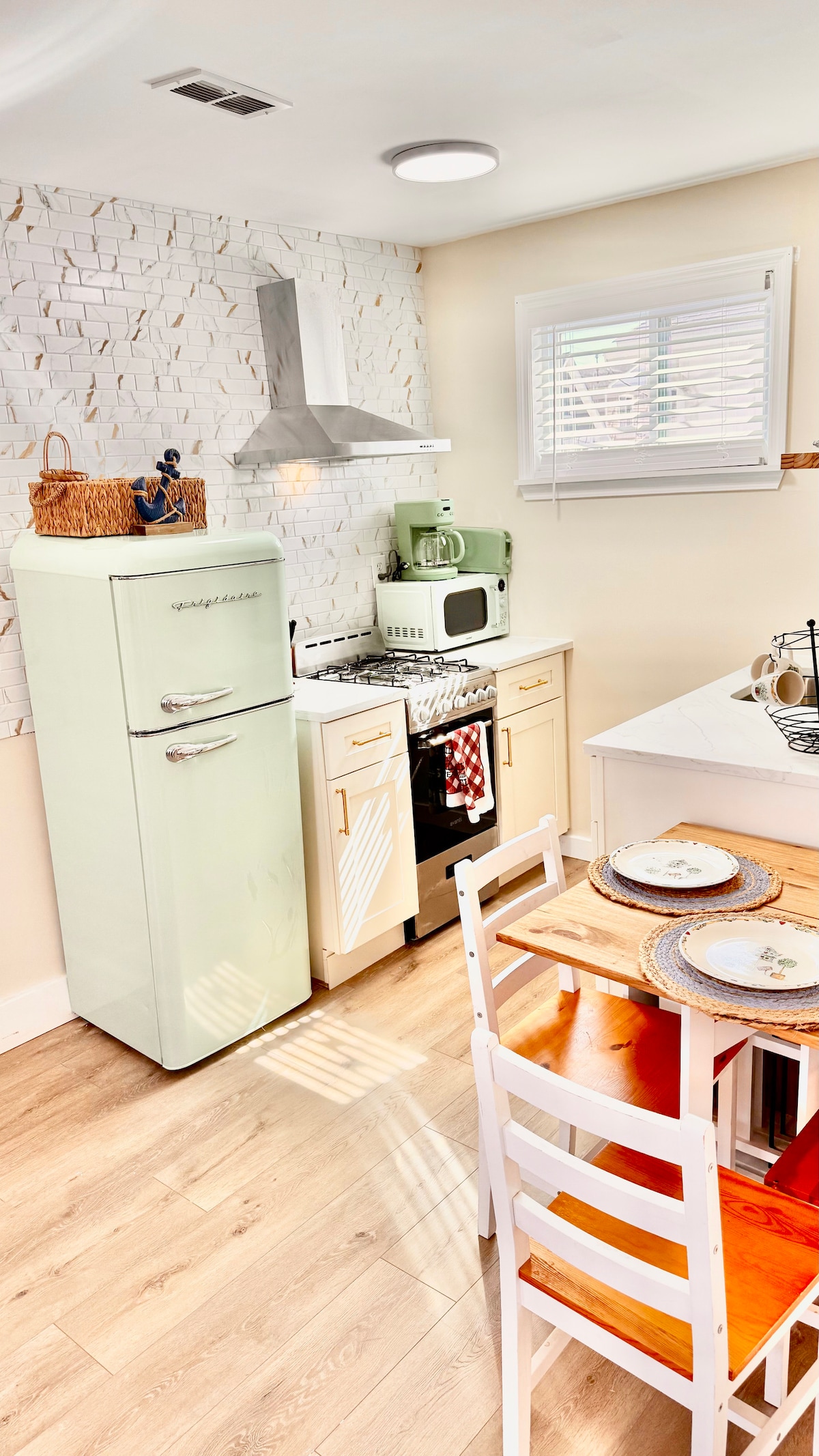 Full kitchen image 1