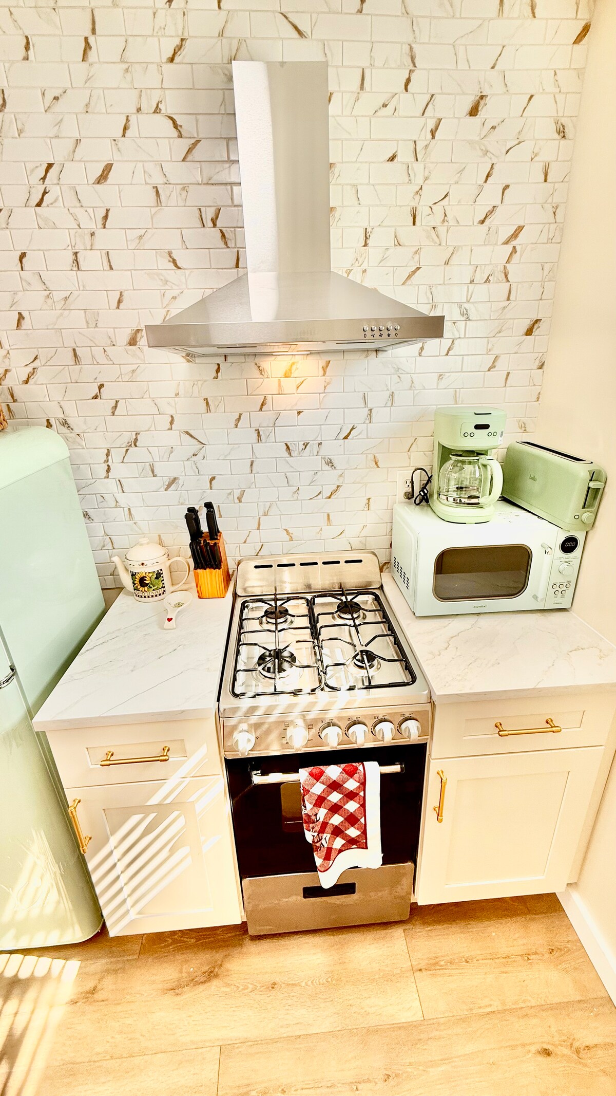 Full kitchen image 8