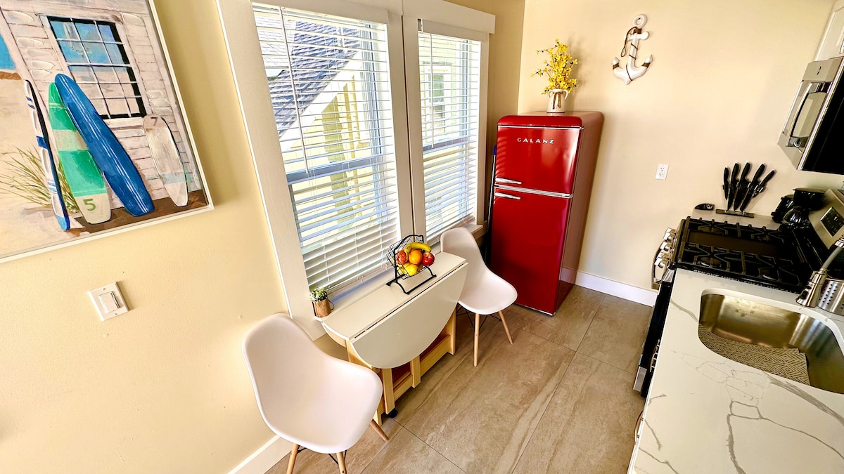 Full Kitchen with Round Drop-Leaf Folding Dining Table