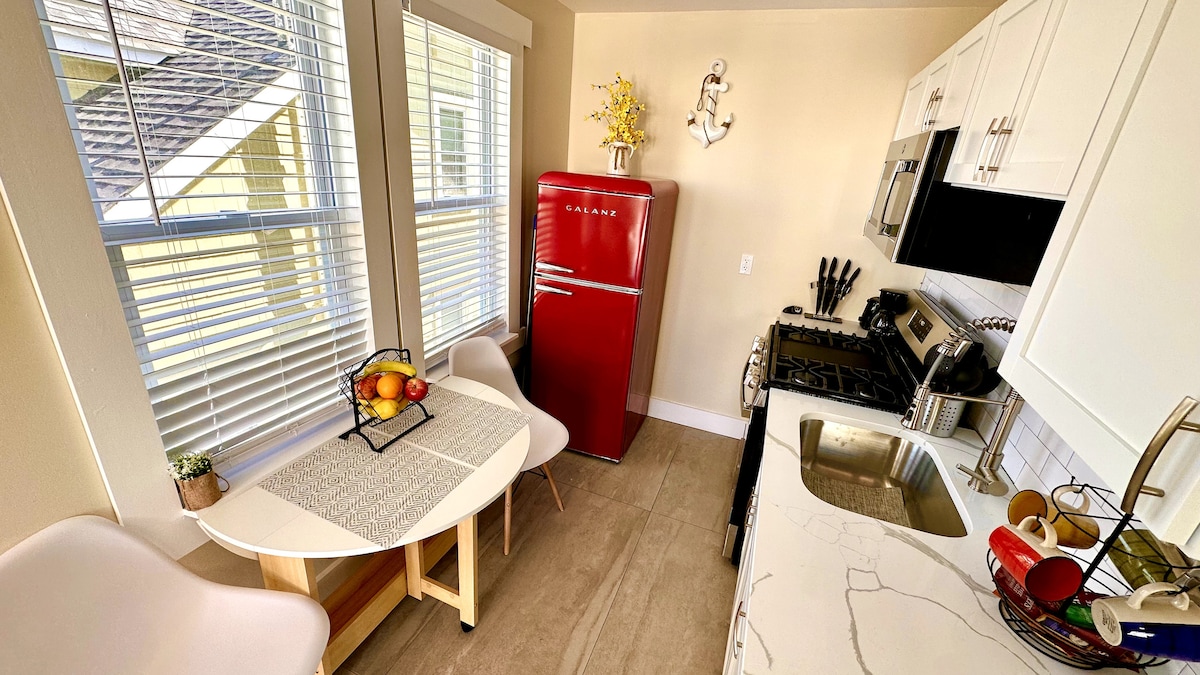Full Kitchen with Round Drop-Leaf Folding Dining Table