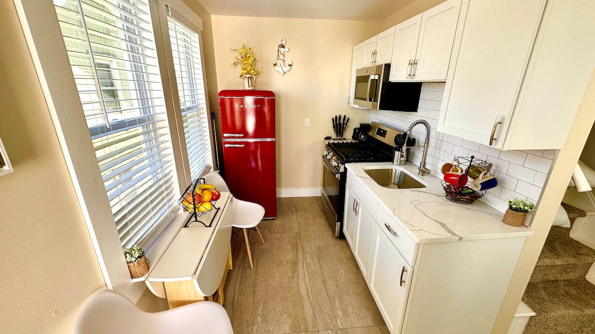 Full Kitchen with Round Drop-Leaf Folding Dining Table