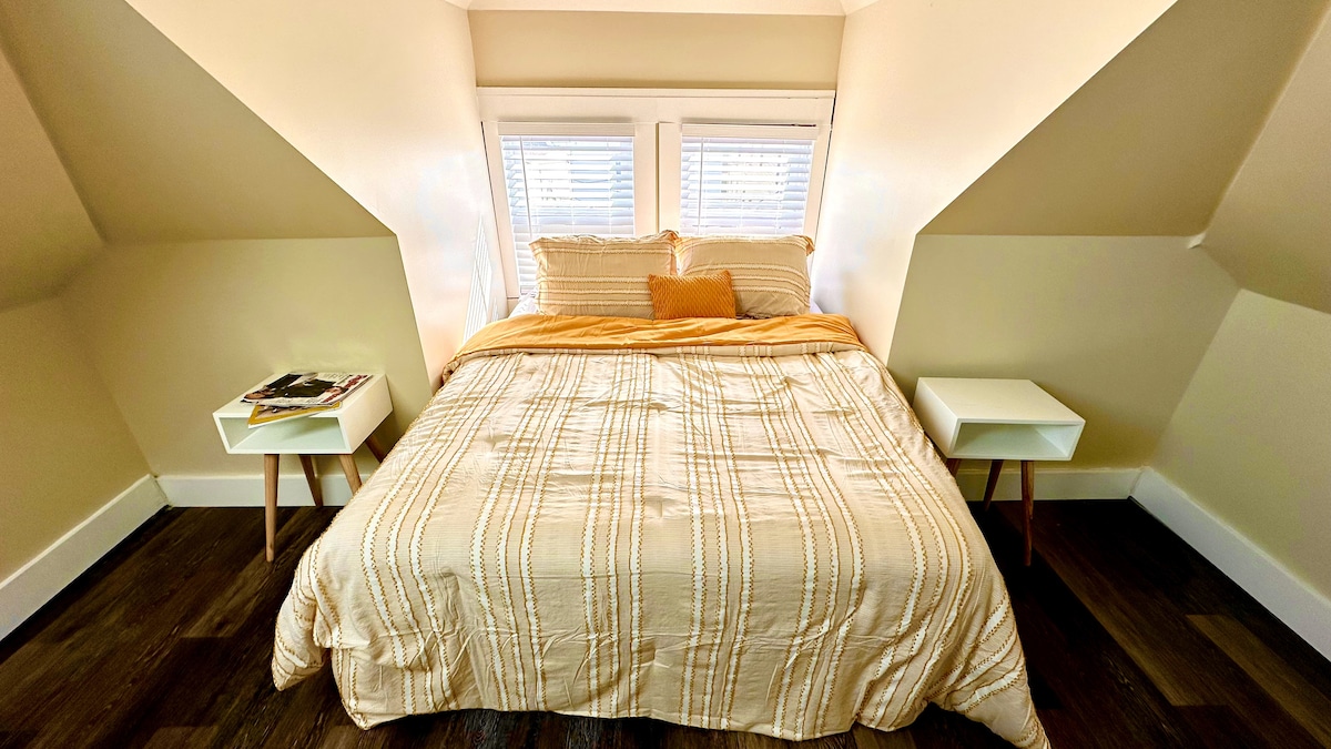 Bedroom with Queen size bed  and Ocean View-skylights