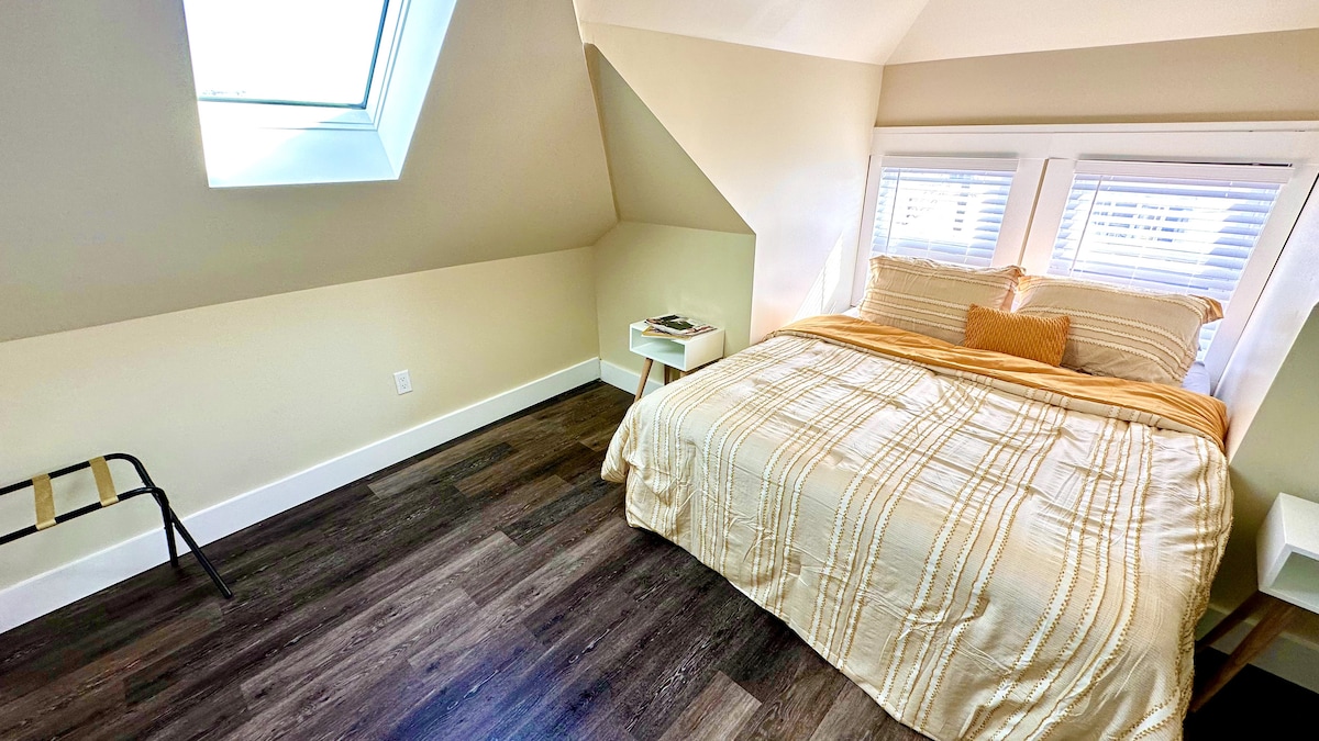 Bedroom with Queen size bed  and Ocean View-skylights