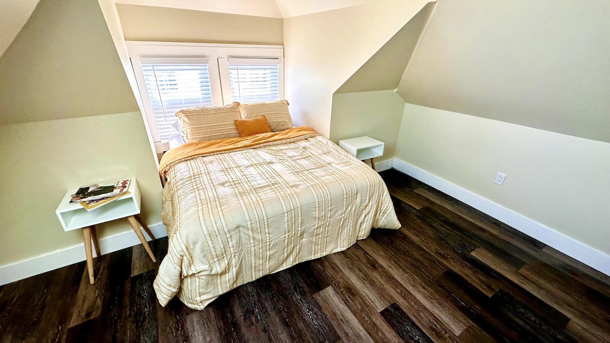 Bedroom with Queen size bed  and Ocean View-skylights