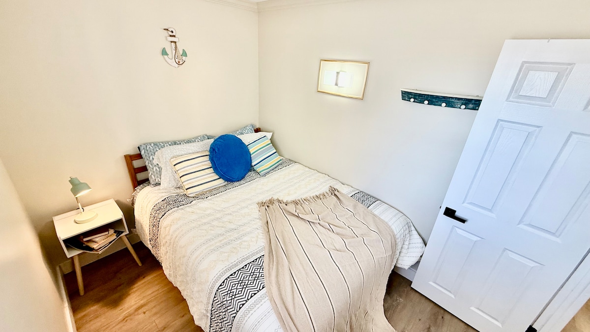 Bedroom 1 image 2