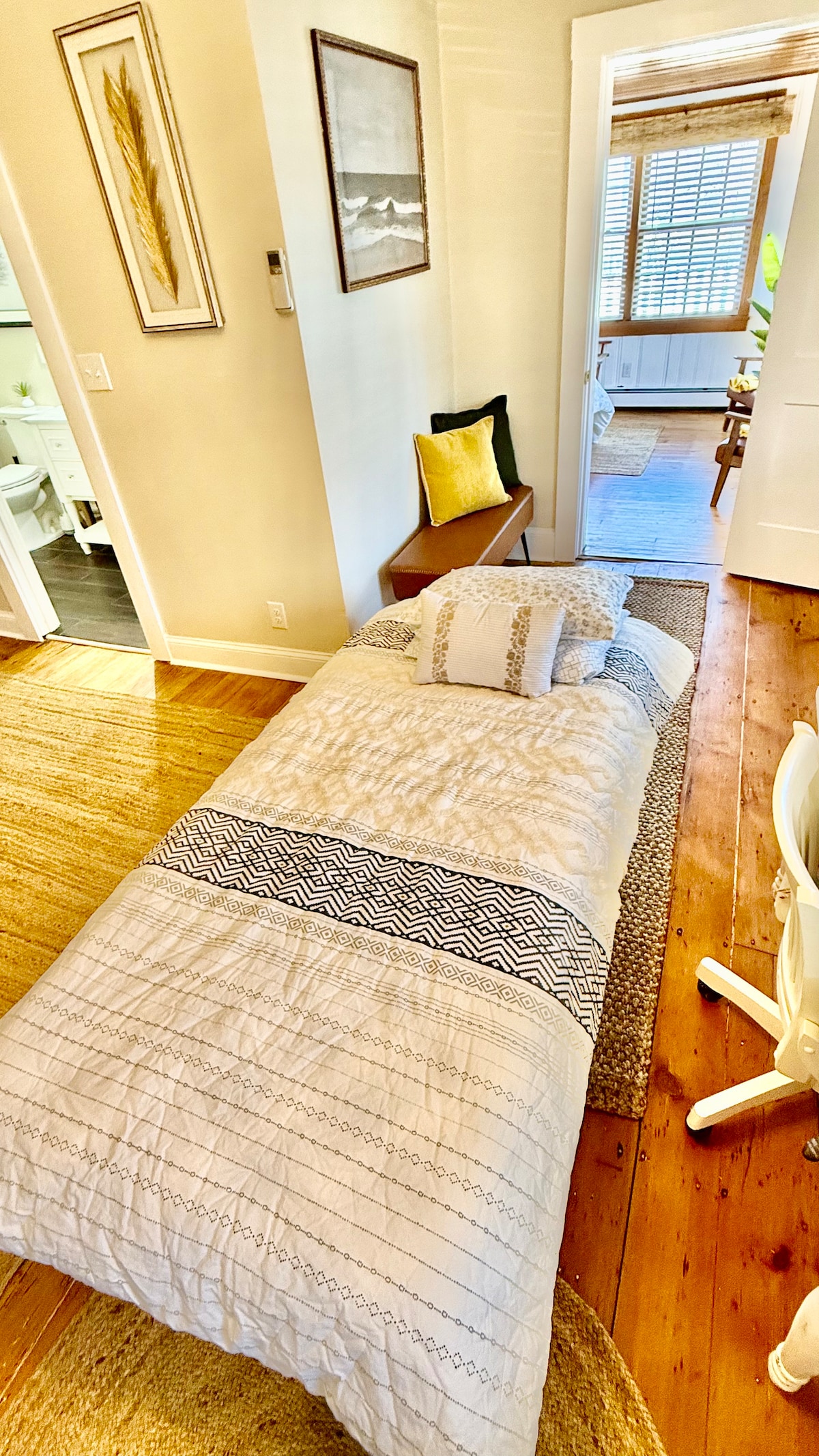 For a small fee, we offer a comfortable twin rollaway bed (with mattress). Please let us know in advance.