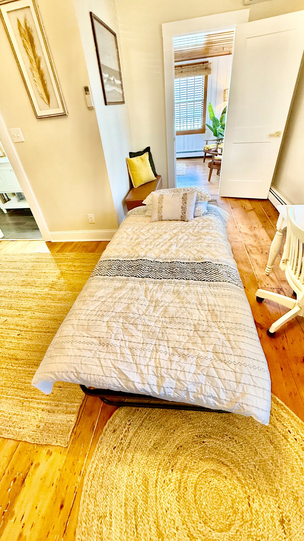 For a small fee, we offer a comfortable twin rollaway bed (with mattress). Please let us know in advance.