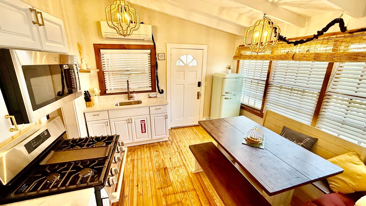 Dining area image 4