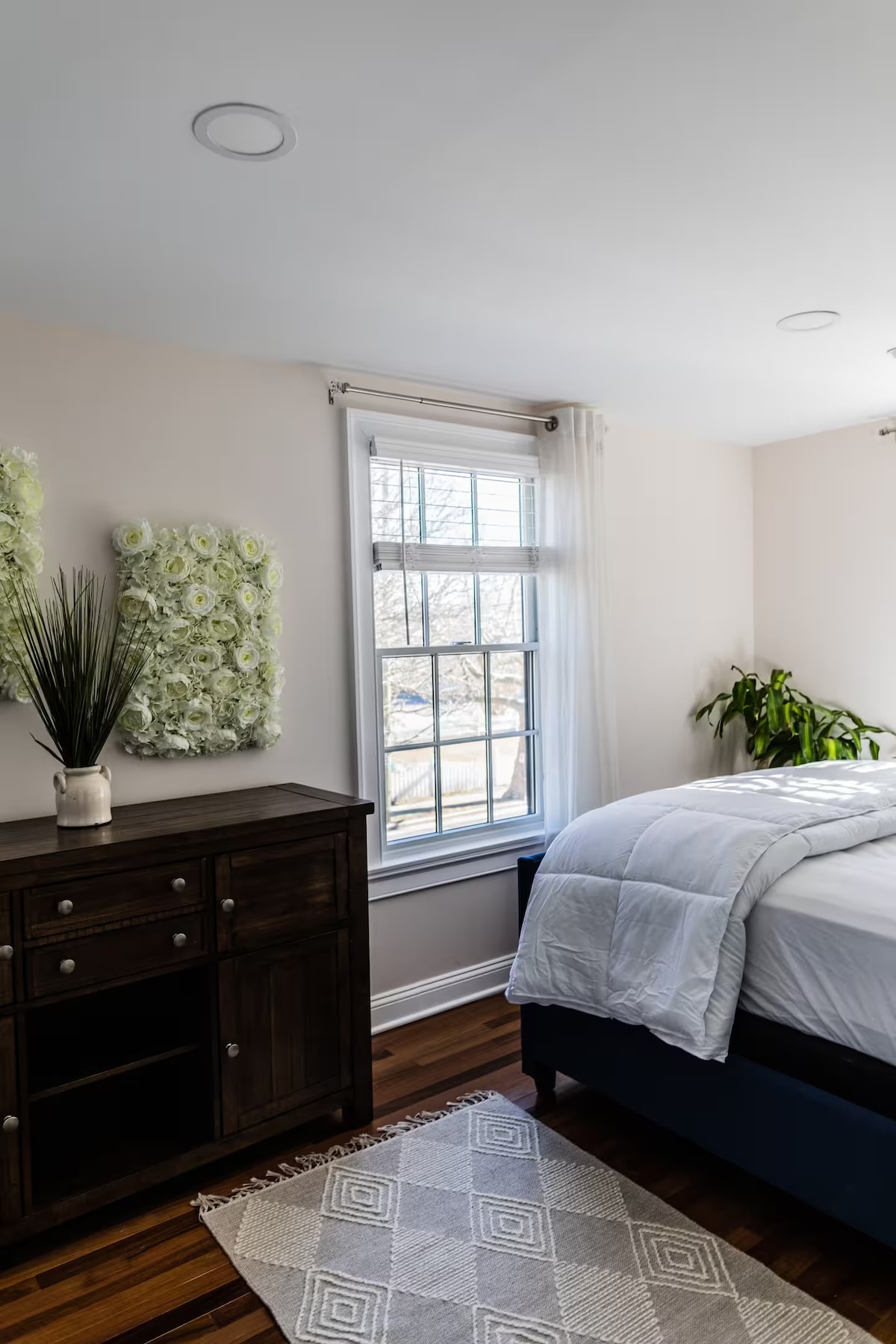 Bedroom 1 image 3