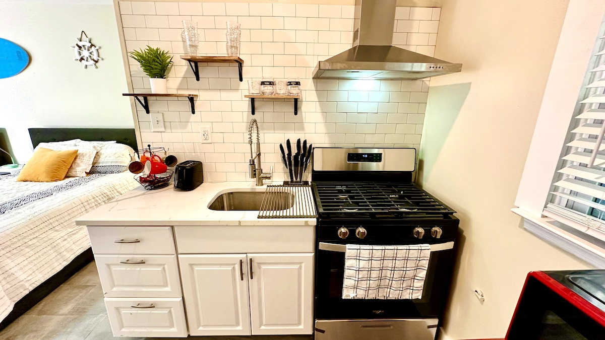 Discover the charm of our intimate kitchen, ideal for summer getaways at the shore. Thoughtfully designed for efficiency