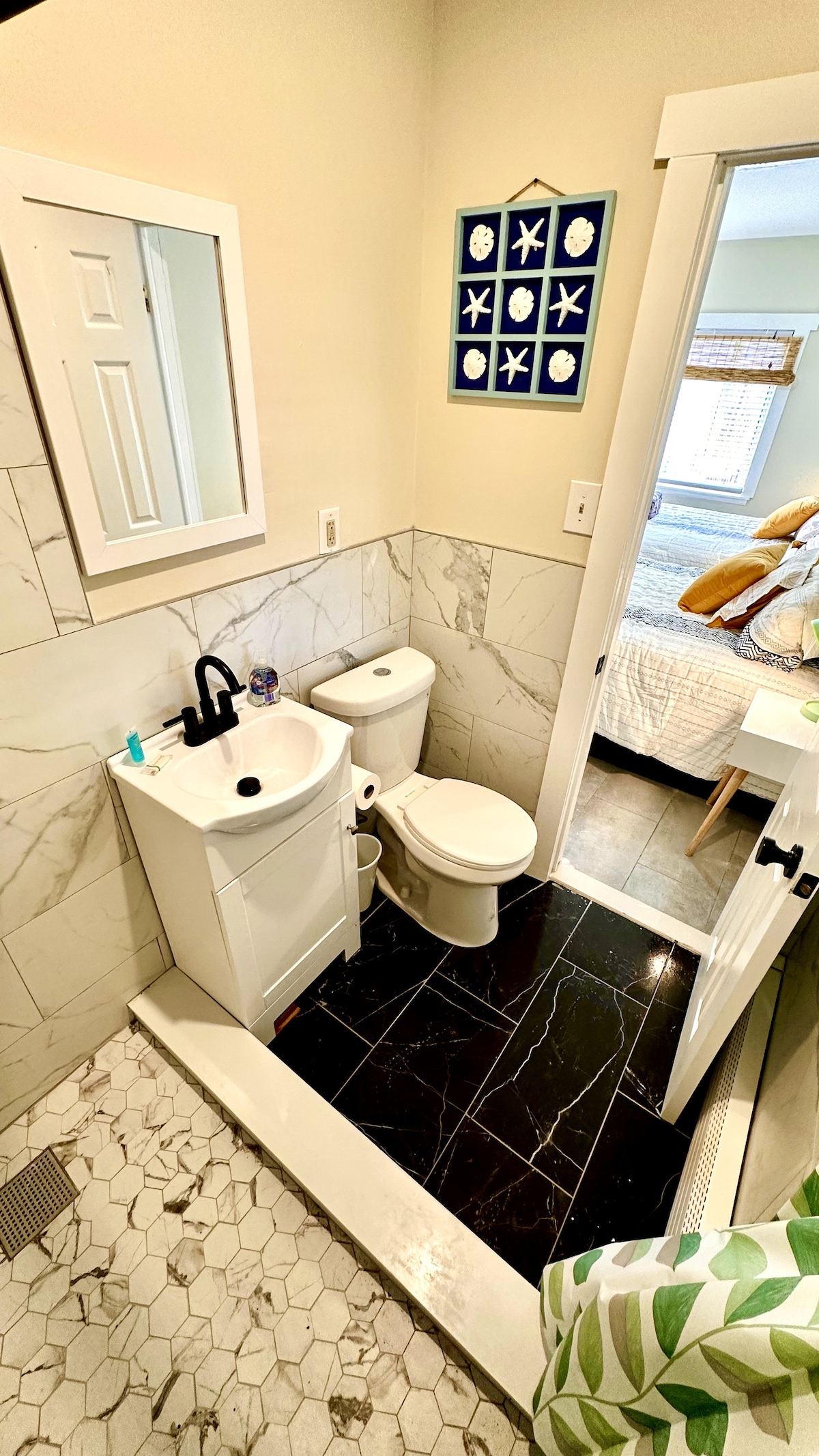 Relax in our complete bathroom, featuring a refreshing shower and all the essentials for your comfort